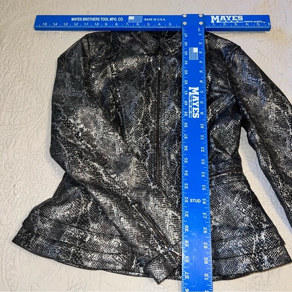 White House Black Market Petite Foiled Denim Python-Print Peplum Jacket size 2 - Picture 13 of 13